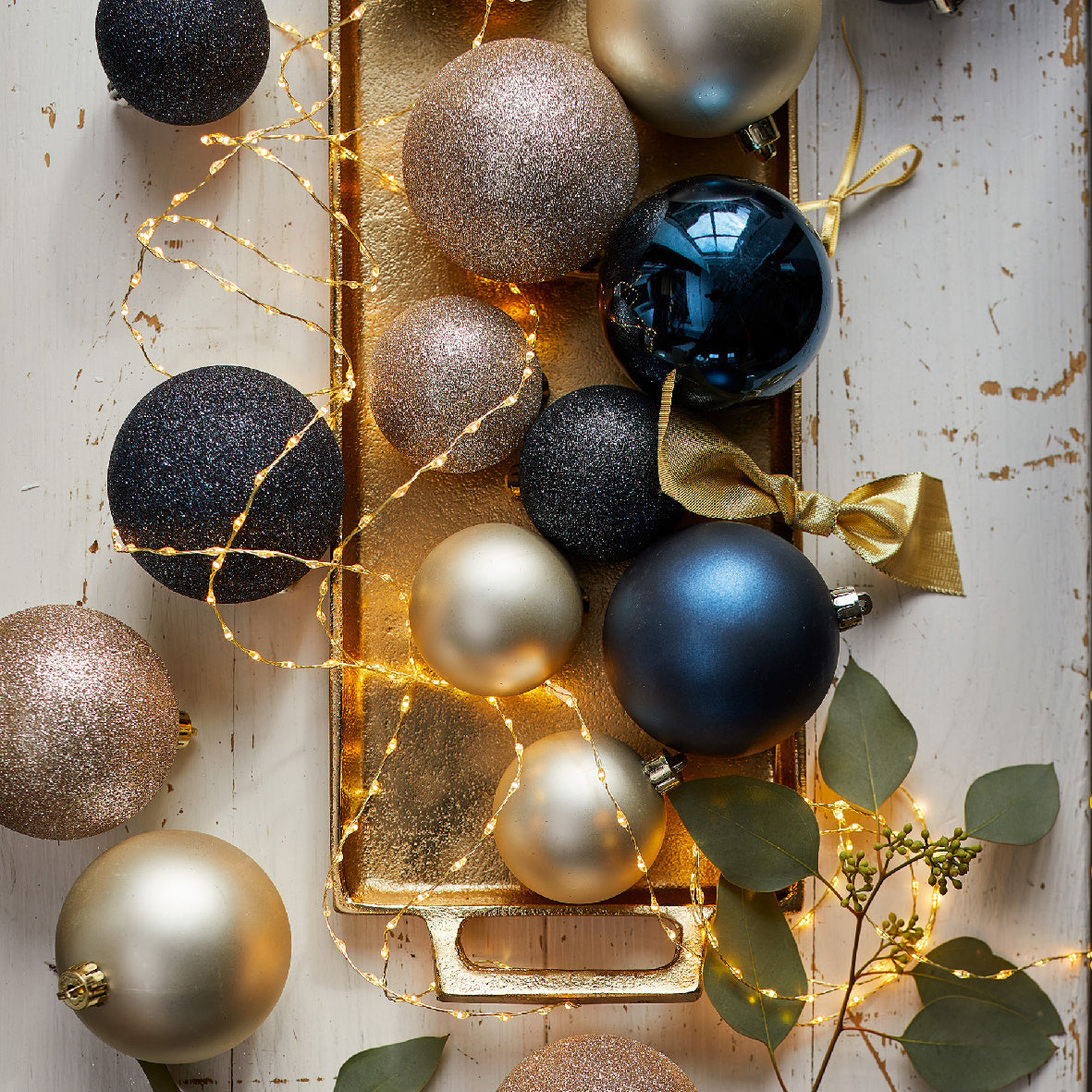 Kerstballen kunststof in goud, donkerblauw en zilver: glanzend en glitterend