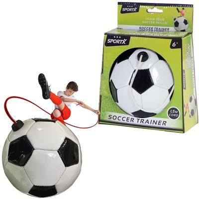 Voetbaltrainer: witte bal met zwarte vlakken en rode koordlus