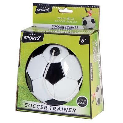 Voetbaltrainer verpakking met witte bal en zwarte vlakken, groene kaart
