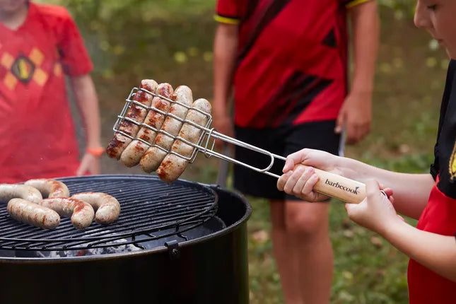 Barbecook worstenklem met houten handgreep, worstje boven hete grill