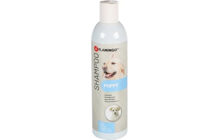 Shampoo voor puppy's in witte fles met witte dop en label