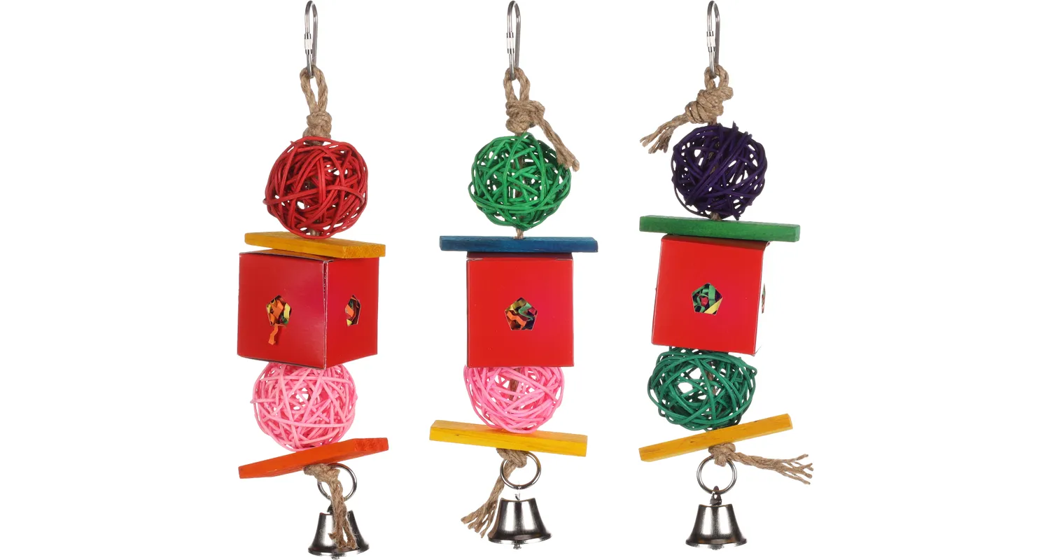 Klein flamingo kubus met rode, groene en paarse hangballen en metalen kettinkjes