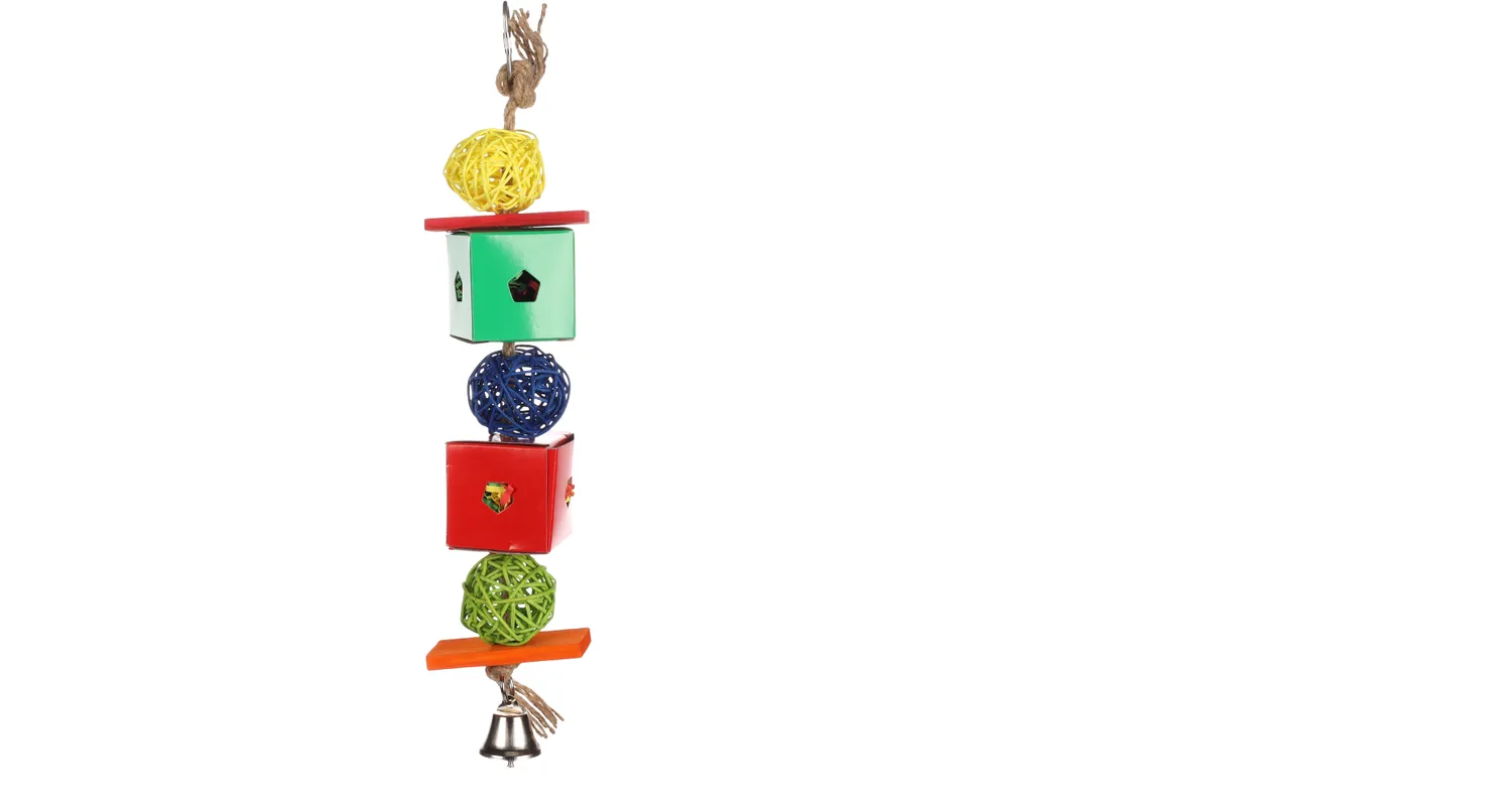 Houten decoratiehanger met gekleurde kubussen en kleine figuren