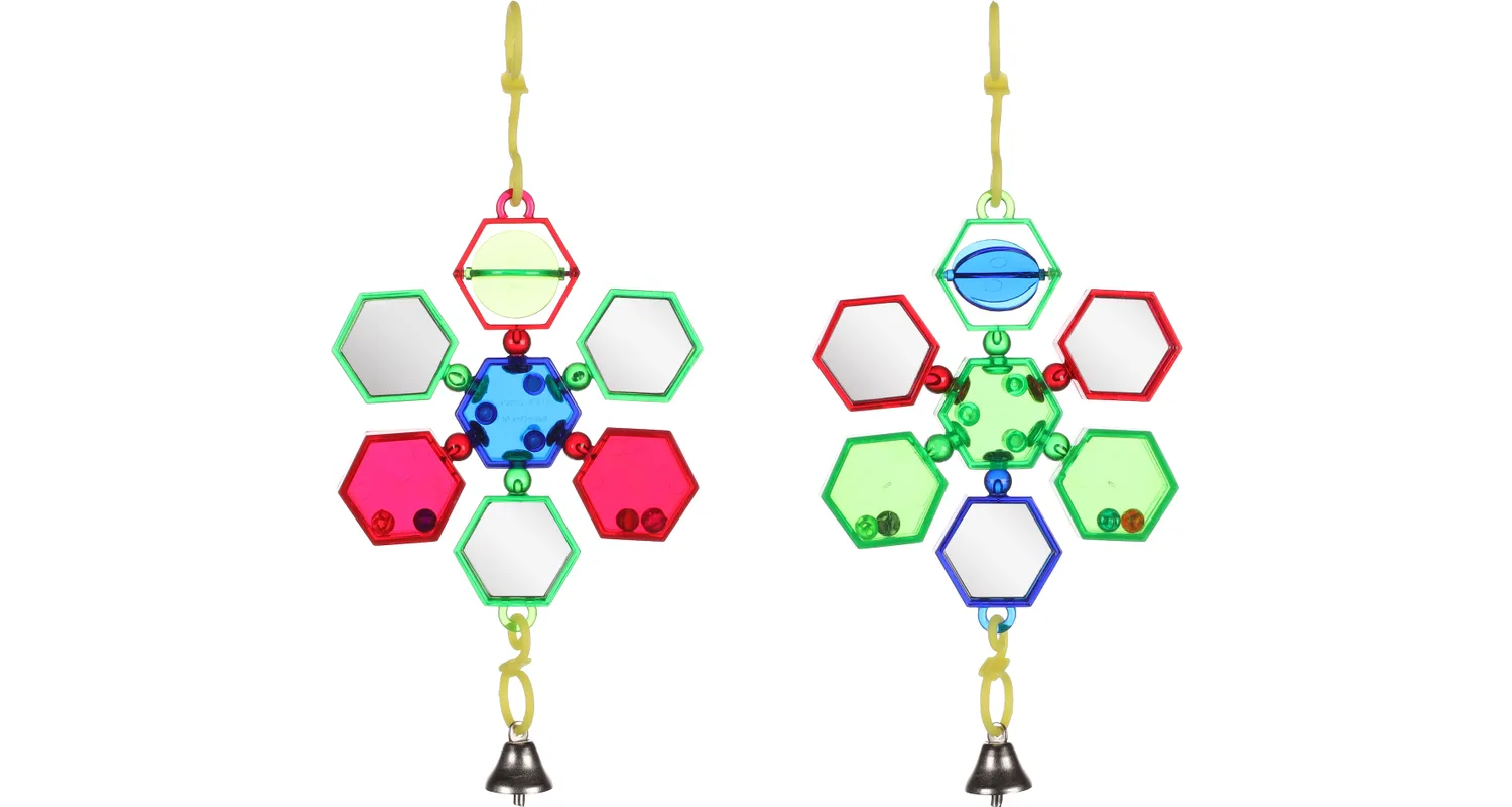 Decoratieve spiegelhanger met kleurrijke hexagonvormen en kleine belletjes