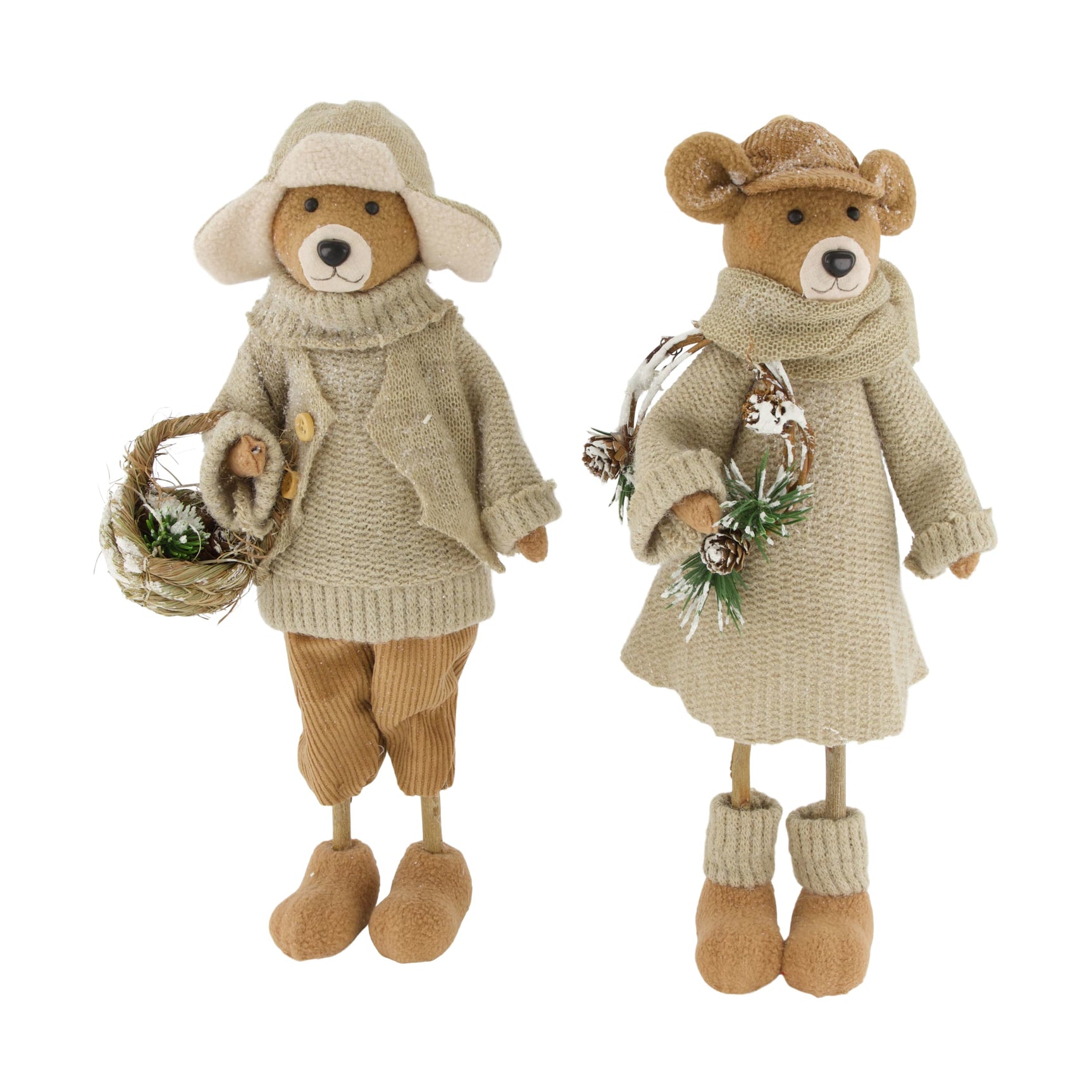 Knuffelbeer figuur in beige trui en broek, met mandje en strik.