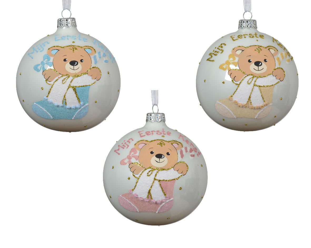 Glazen kerstballen met beer in witte jurk, drie stuks met ophanghaakjes