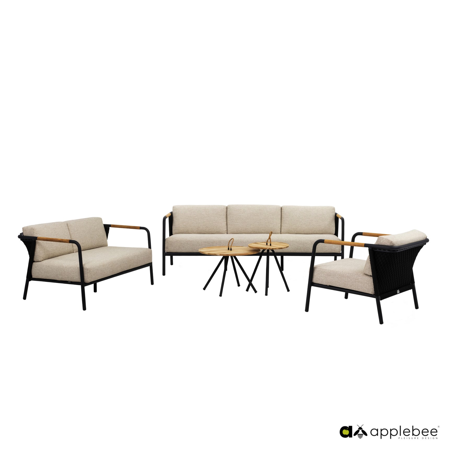 Bankstel met lichtbeige kussens, zwart frame en houten armleuningen