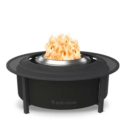 Solo Stove Yukon vuurkorf met ronde geperforeerde ring en vlammen