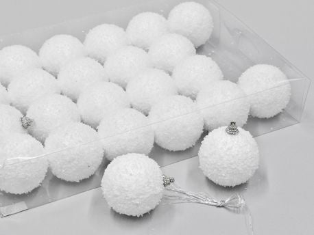 24 sneeuwwitte kerstballen van 60 mm met zilveren ophanglusjes in doorzichtige doos