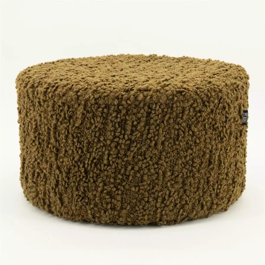 Grote poef met mosterdgele bouclé stof, ronde vorm en dikke zijkanten.