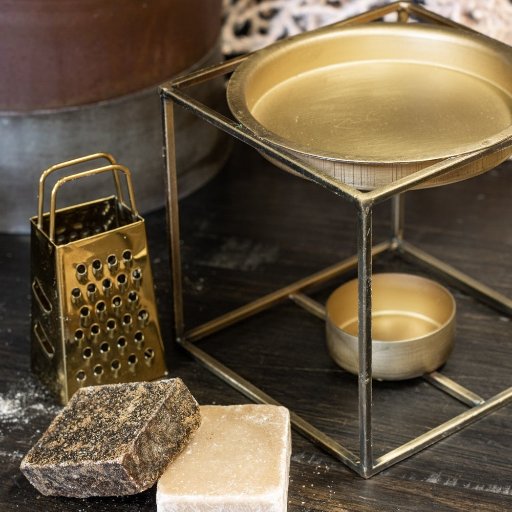 Geurbrander met metalen frame, goudkleurige schalen en raspaccessoire