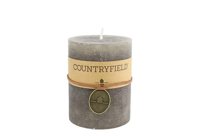 Effen grijze kaars in tonvorm met Countryfield-label en goudkleurige sluitstrik