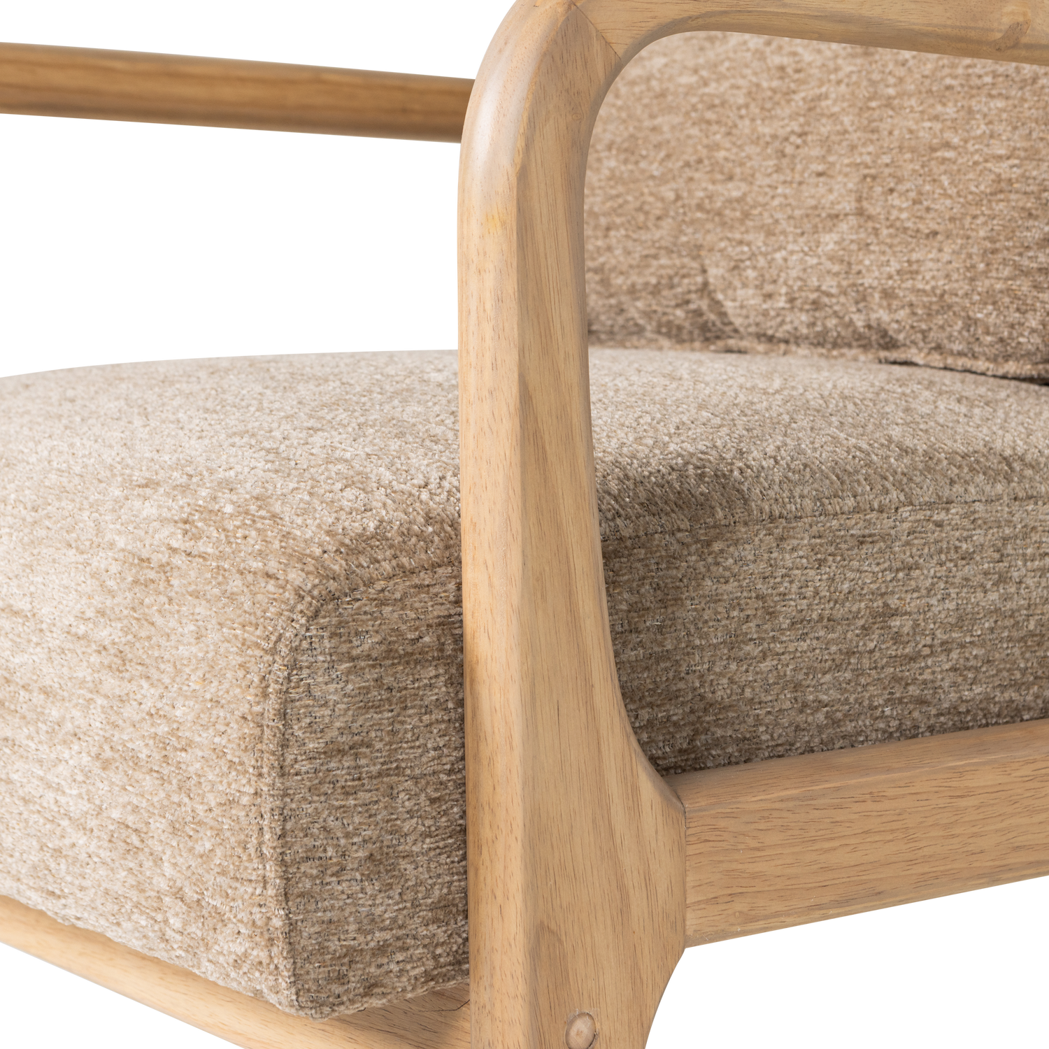 Zandkleurige chenille fauteuil met houten armleuning en volumineus zitkussen.