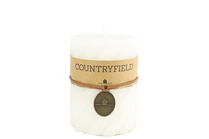 Witte spiraalkaars met bruin Countryfield label en ronde medaille