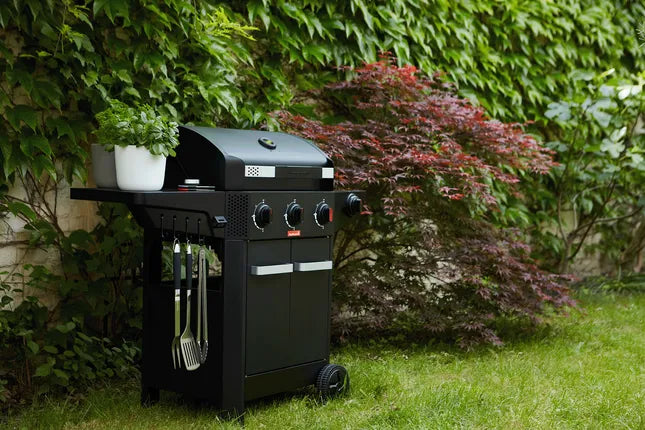Zwarte gasbarbecue op wielen met gesloten deksel en bedieningsknoppen