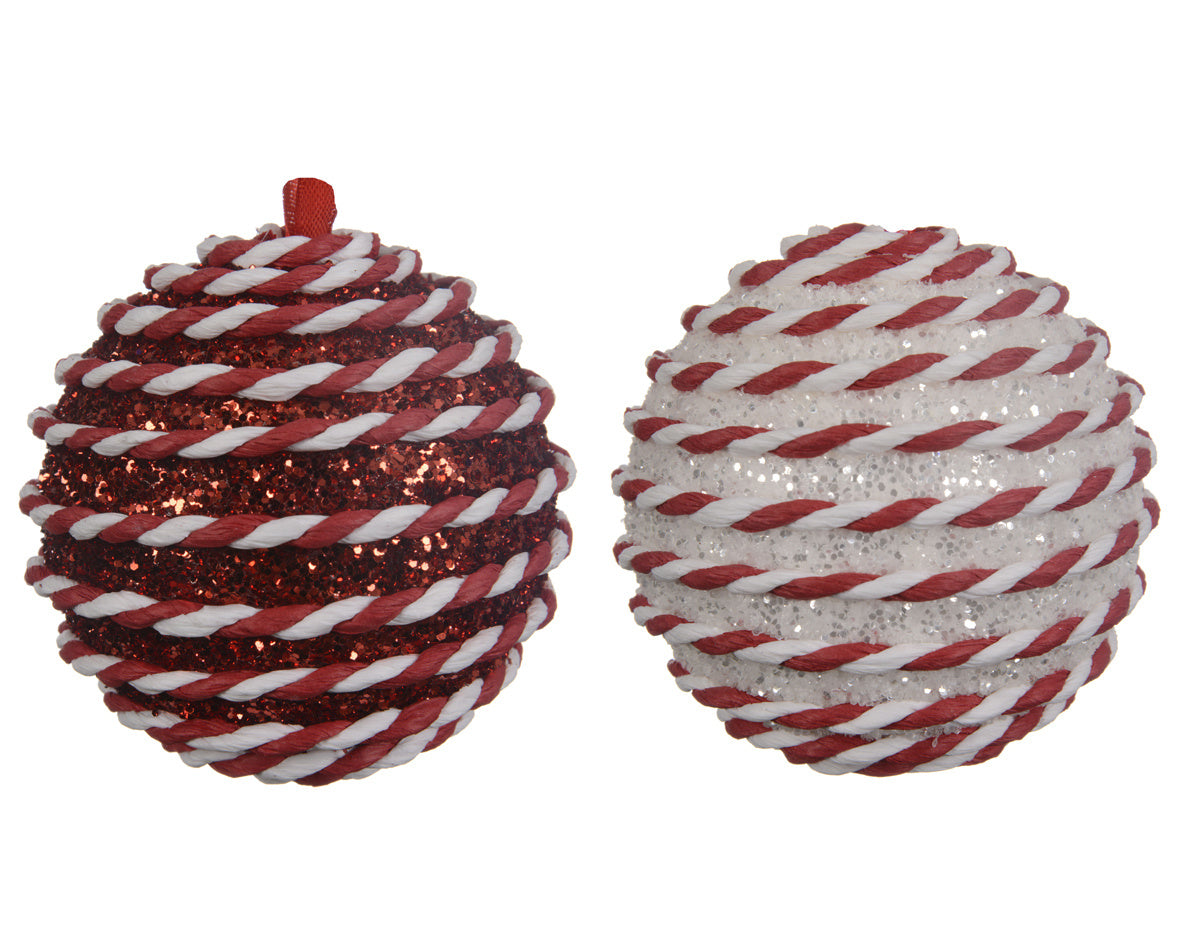 Twee kerstballen van schuim met glitters en rood-witte strepen, elk met ophanglint