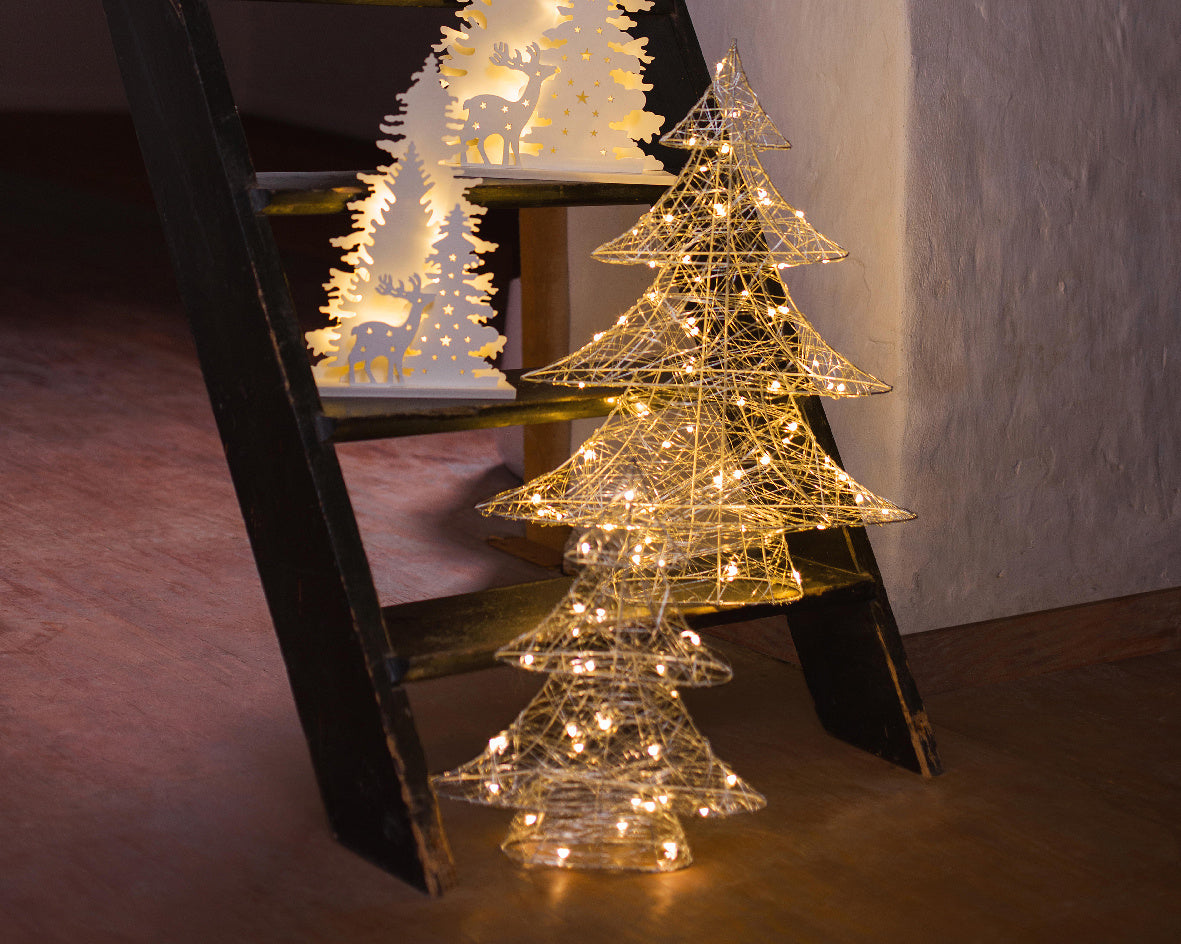 Goudkleurige draadkerstboom met brandende micro-LEDs, warm wit licht