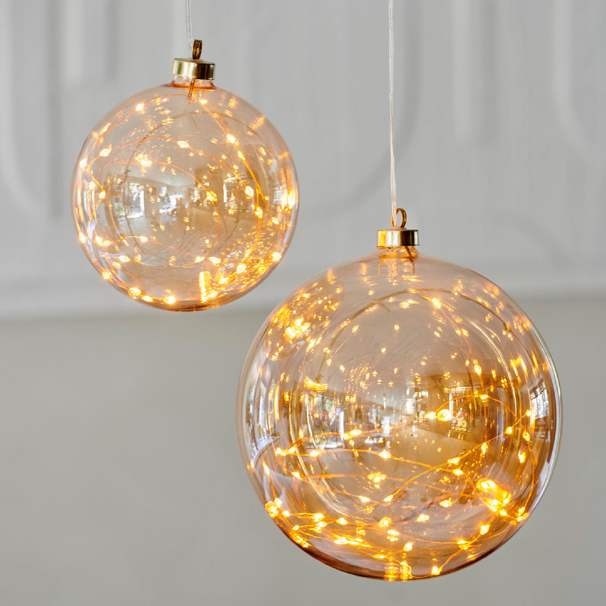 Set hangende micro LED glazen bollen met warm licht en goudkleurige kappen