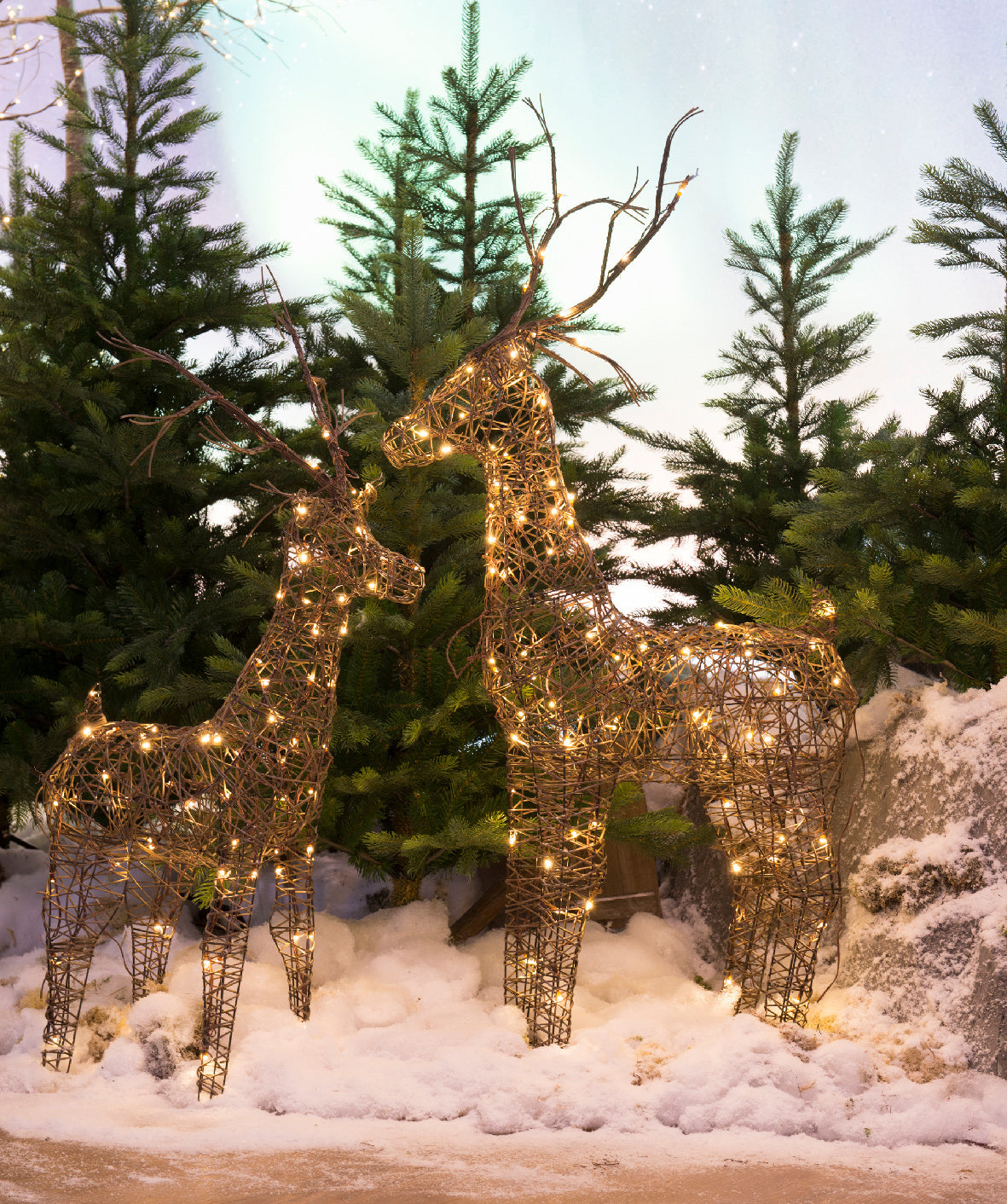 Rotan hertenfiguur met warmwitte LED-verlichting, staande decoratie