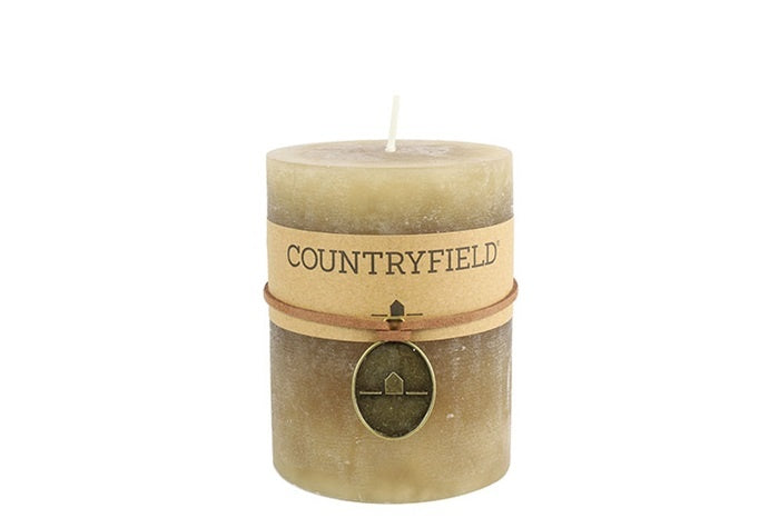 Cilinderkaars beige met opschrift COUNTRYFIELD en bruin labelbandje