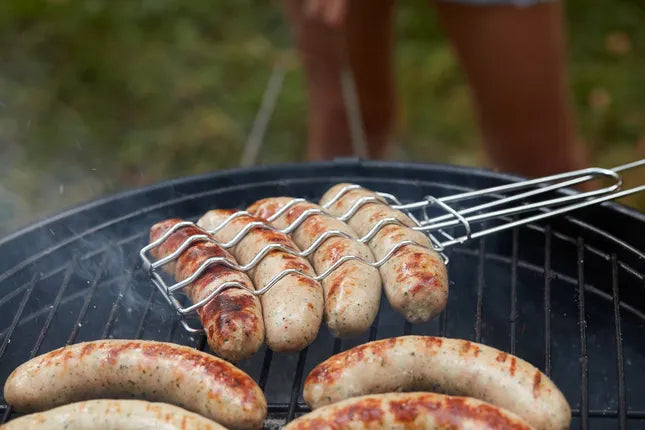 Worstenklem van chroom en hout op grill met worstjes