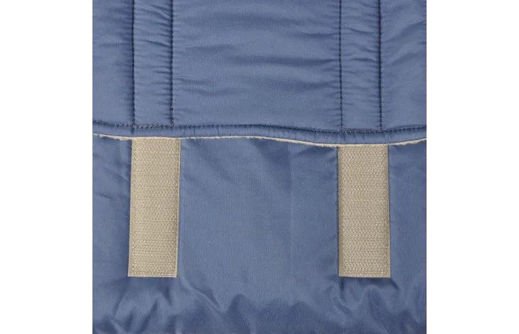 Blauwe hondenjas met beige verstelriempjes langs de onderrand