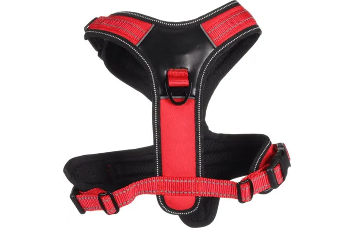Rood en zwart hondentuig met borstband en riemen, met metalen D-ring