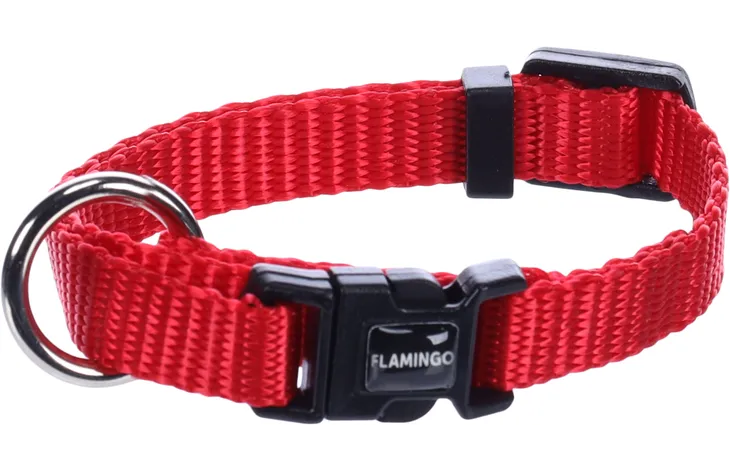 Rode stoffen halsband met zwart gesp en D-ring, Flamingo-logo op de sluiting.