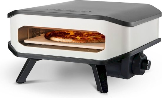 Elektrische pizzaoven met open deur en pizza op pizzastone, zwart-wit