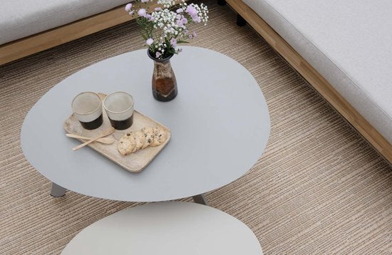 Rond bijzettafeltje met licht blad, met dienblad en mokken erop