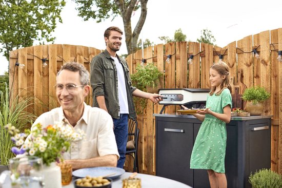 Elektrische pizzaoven met pizzagerecht, buitenopstelling op terras