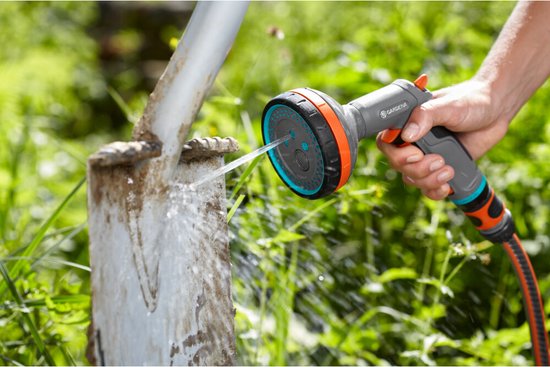 Gardena broeskop met 5 standen, waterstraal uit grijze oranje spuitkop bij paal