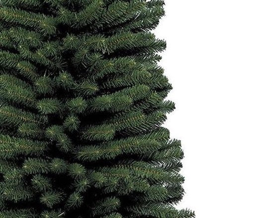 Kunstkerstboomtakken met dicht groen naaldwerk, van dichtbij gefotografeerd