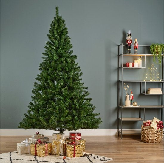 Kunstkerstboom groen met dichte takken, opstelling naast kerstcadeaus