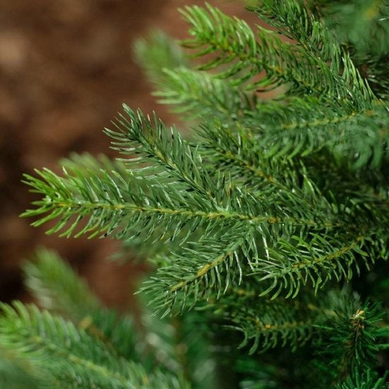 Groene kunstkerstboomtak met naaldachtige kunststof naalden