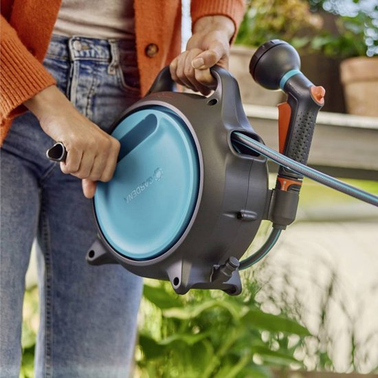 Gardena slangenhaspel in gebruik: trommel met slang, hand bedient opwikkelknop