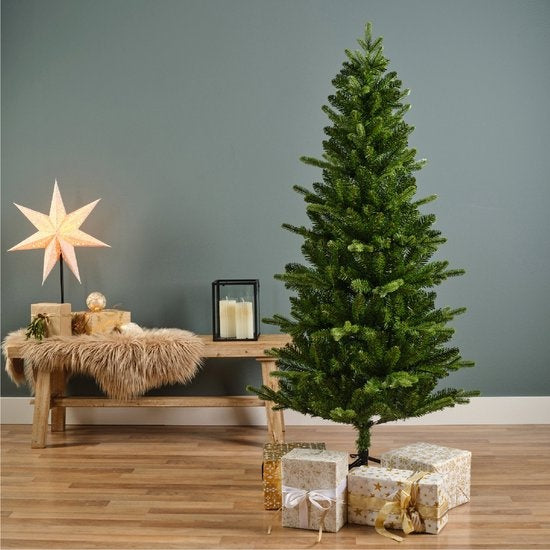 Groene kunstkerstboom met volle takken en zwarte standaardvoet