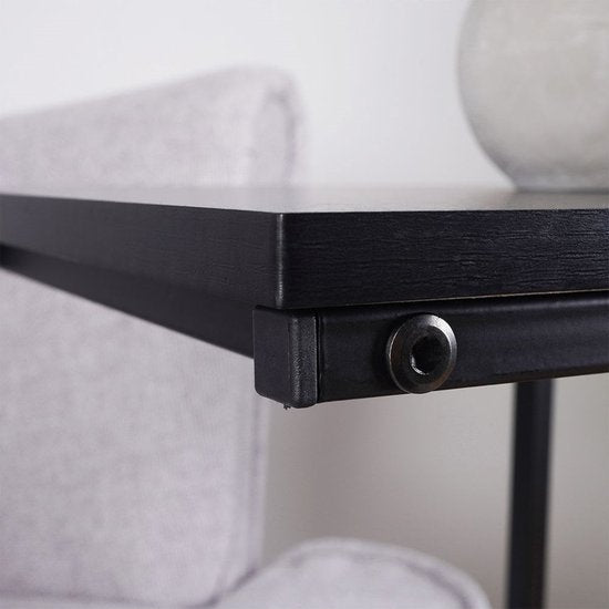 Zwarte metalen hoekverbinding op de bijzettafel met MDF topblad