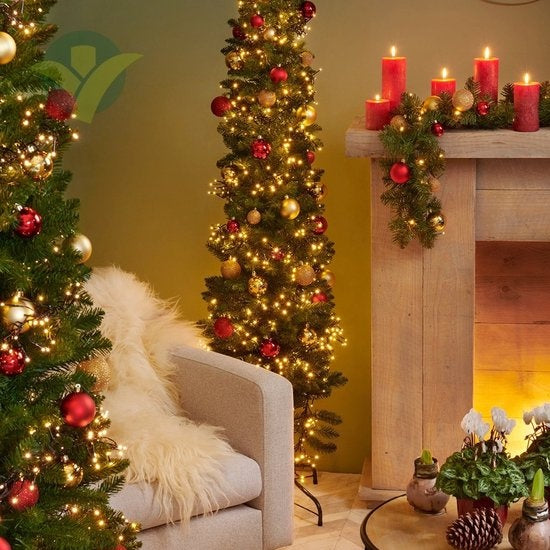 Kunstkerstboom met rode en gouden kerstballen en warmwitte lichtjes, op standaard