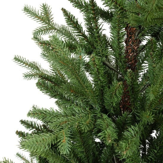 Kunstkerstboomtakken met groene naalden en bruine stam, close-up