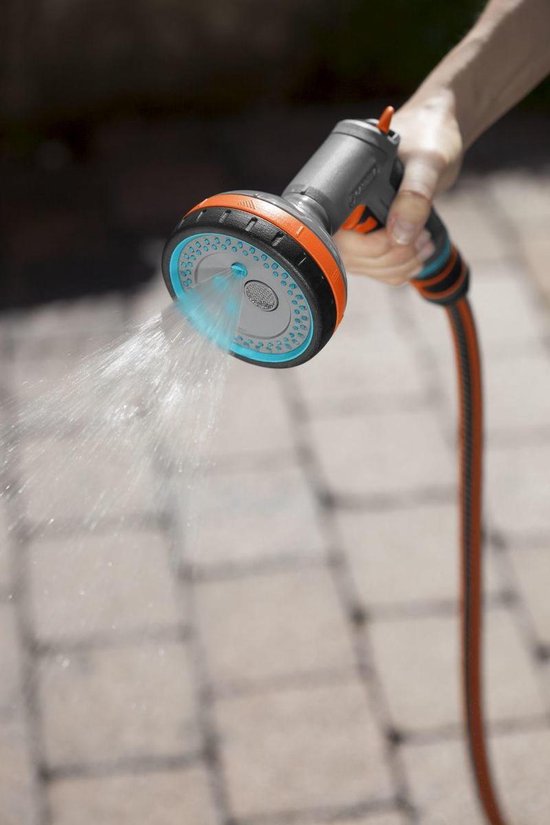 Tuinbesproeier met 5 standen, sproeit water op stenen terras
