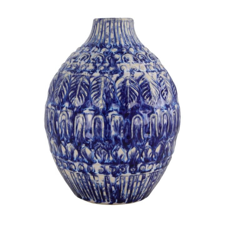 Blauwwitte keramieken vaas met smalle hals en reliëfpatroon, 22,5 cm hoog.