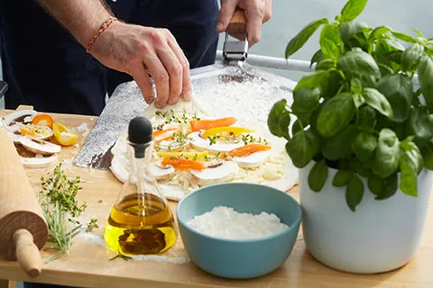 Pizzaspatel met RVS schepblad en houten handvat, klaar om pizza te schuiven