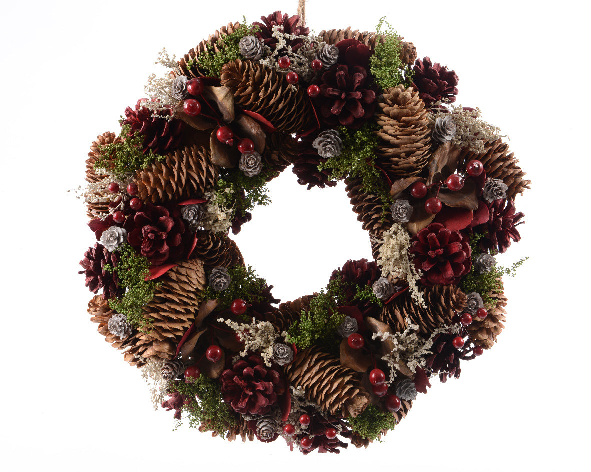 Kerstkrans met dennenappels en donkerrode bessen, met groen en decoratie
