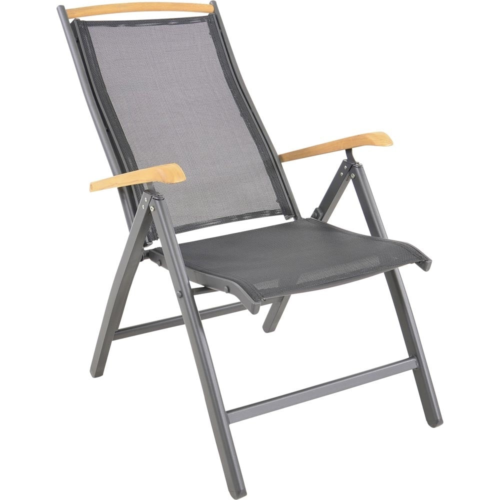 Ligstoel met grijze zitting en rug, houten armleuningen en grijs metalen frame