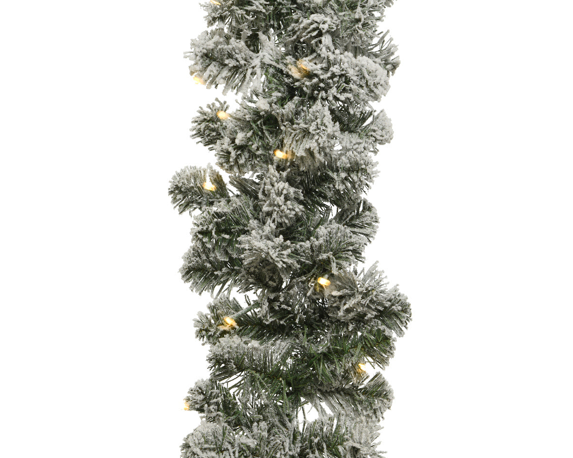 Sneeuwachtige LED-slinger met dennennaalden en warm witte lichtjes