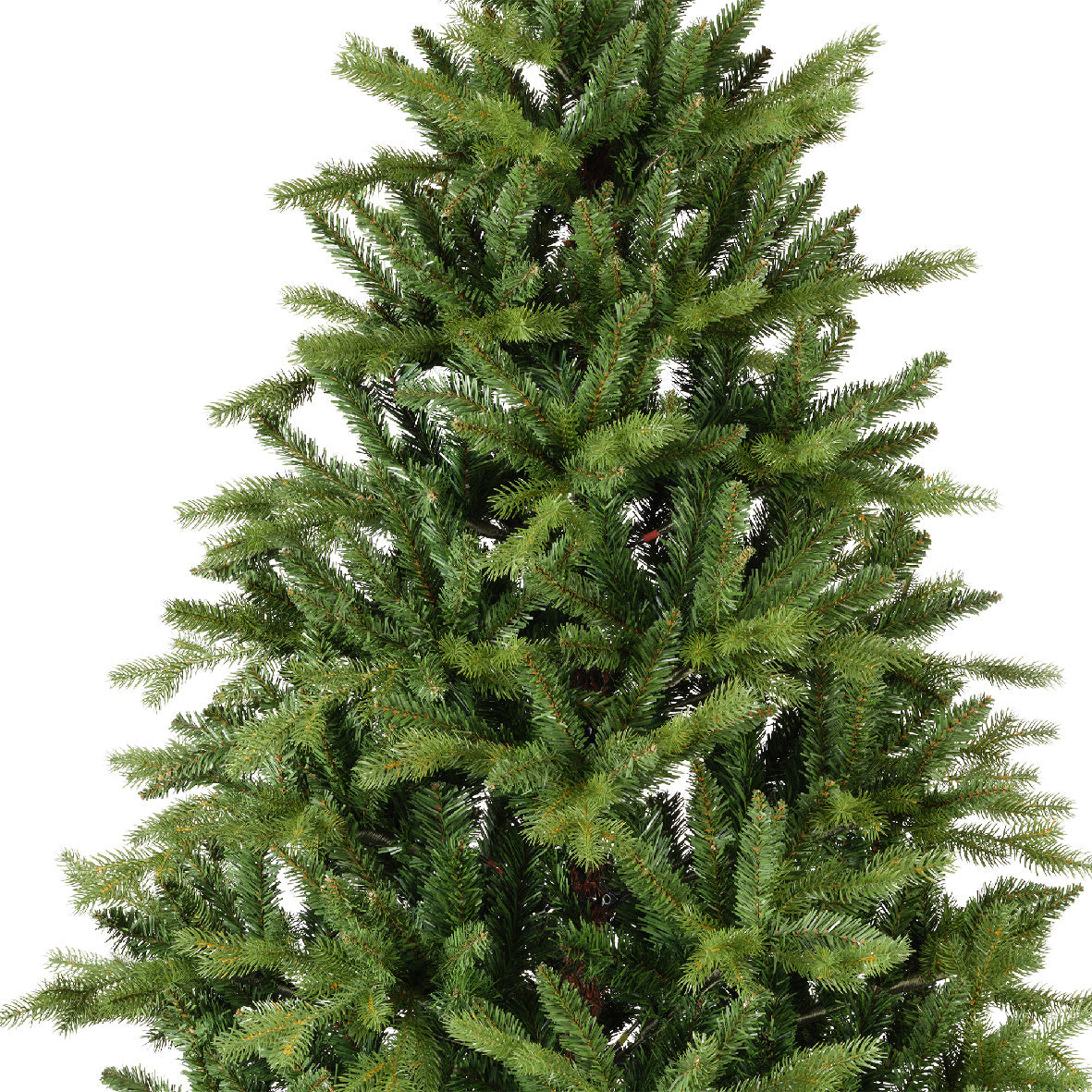 Everlands kunstkerstboom Allison pine, close-up van groene dennennaalden en takken.