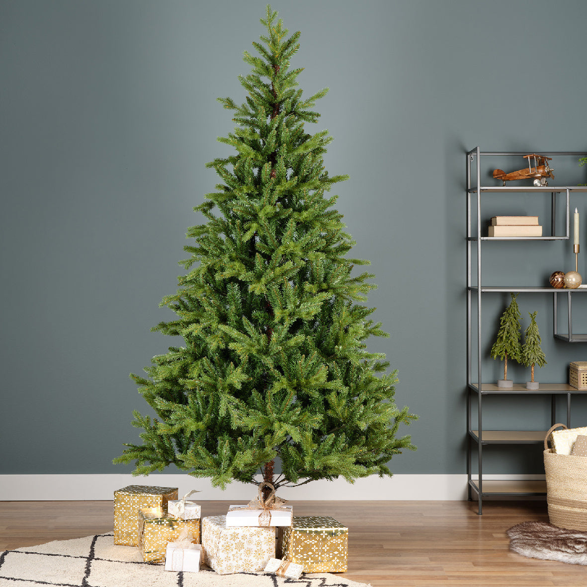 Everlands kunstkerstboom Allison pine, groene naalden, op statief.