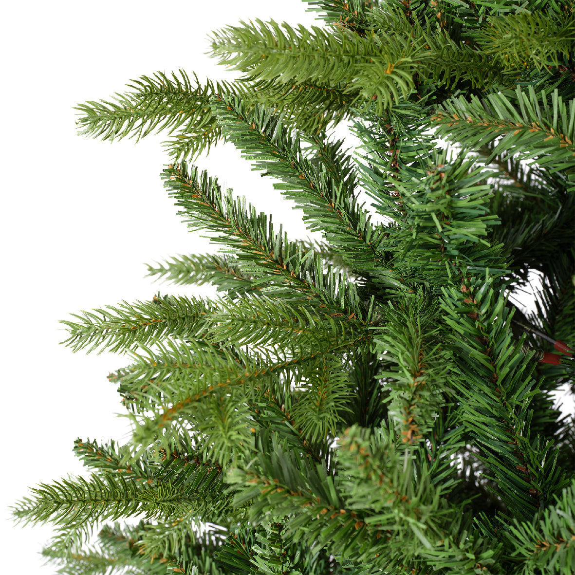 Everlands kunstkerstboom Allison pine: close-up van groene naalden en takken