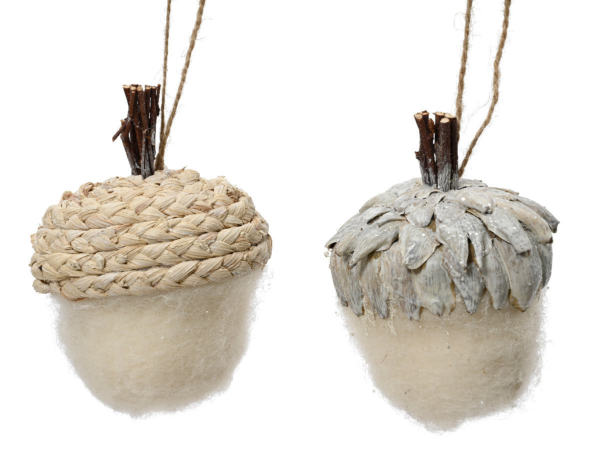 Twee wollen eikeldecoraties met koordlus en gevlochten dop